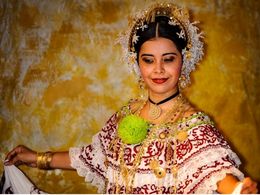 Comida Típica de Panamá - Mujer Vistiendo su Pollera